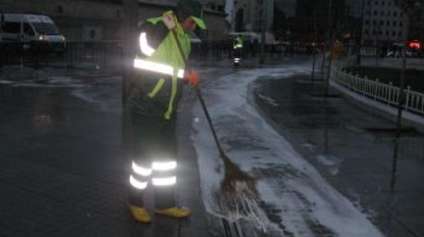 Taksim'de yılbaşı temizliği