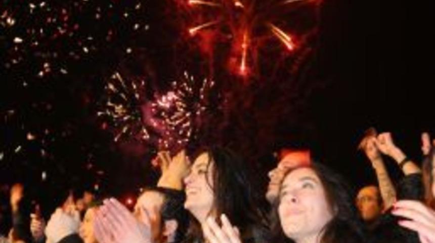 İzmirliler yağışlı havada 2012'yi coşkuyla karşıladı