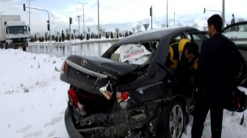 G&uuml;rsel Tekin'in aracına tır &ccedil;arptı