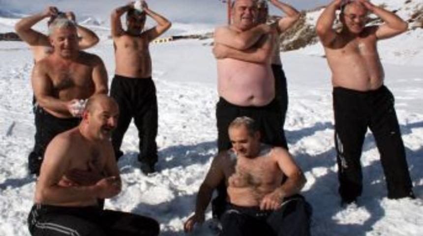 Erciyes Kar Kaplanları yeni yılın ilk g&uuml;n&uuml;nde kar banyosu yaptı