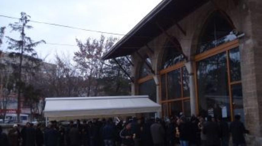 Sabah namazında cemaate ballı s&uuml;t ve simit ikramı