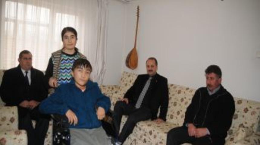 Başkan Akg&uuml;l'den y&uuml;r&uuml;me engelli Devran'a tekerlekli sandalye