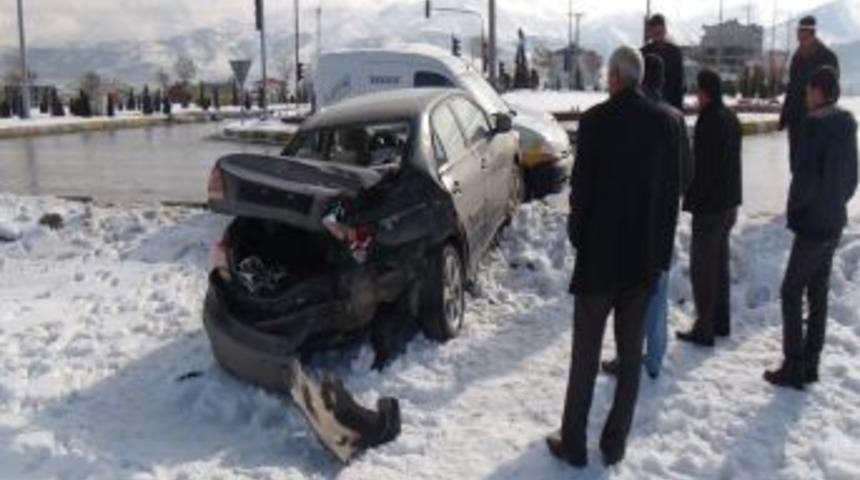 CHP konvoyuna İran plakalı TIR &ccedil;arptı
