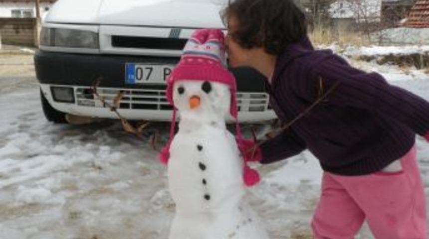 Elmalı, 2012'ye kar ile 'merhaba' dedi