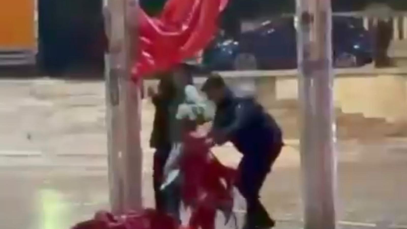 Taksim Meydanı'nda yere düşen Türk bayrağını polis kaldırdı 🇹🇷