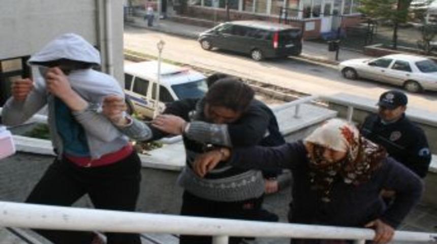 Sa&ccedil; tokasıyla kapı kilitlerini a&ccedil;tığı iddia edilen 3 kadın yakalandı