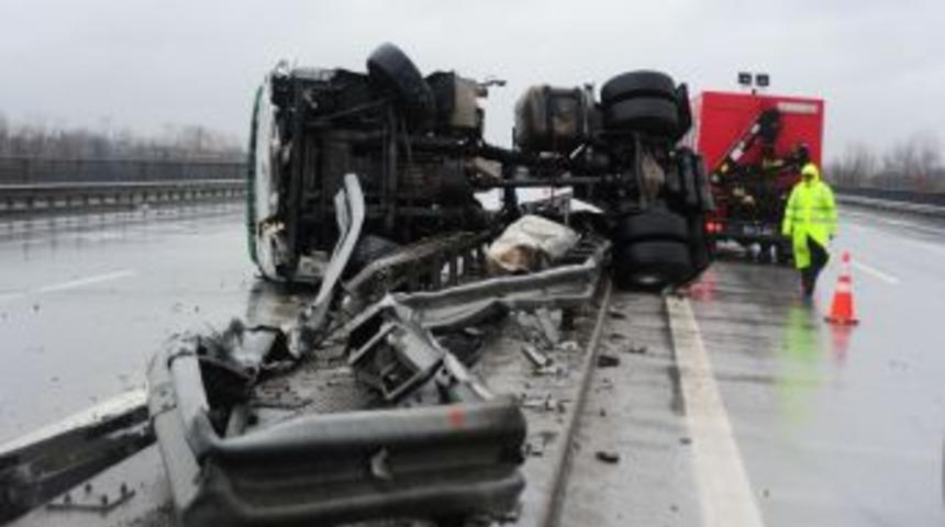 TEM'de devrilen TIR &ccedil;ekicisinde sıkışan İranlı şof&ouml;r&uuml; itfaiye kurtardı