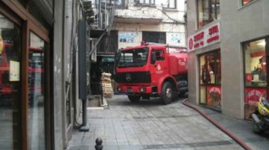 Yangına m&uuml;dahale etmek isteyen itfaiye aracı, &ccedil;elik bariyer kurbanı oldu