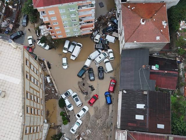 İstanbul'da selde aracı hasar g&ouml;ren ne yapacak? Sel hasarında kasko detayı