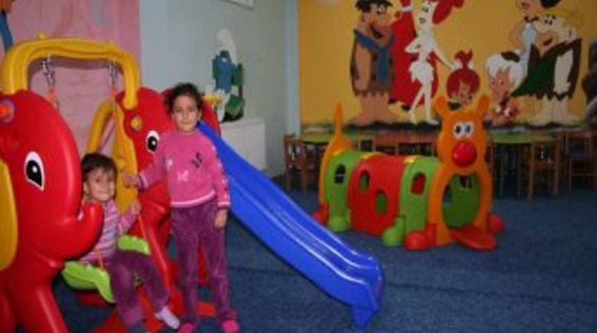 Aziziyeli &ccedil;ocuklar, oyuncakevinde &ccedil;ocukluklarını yaşıyor