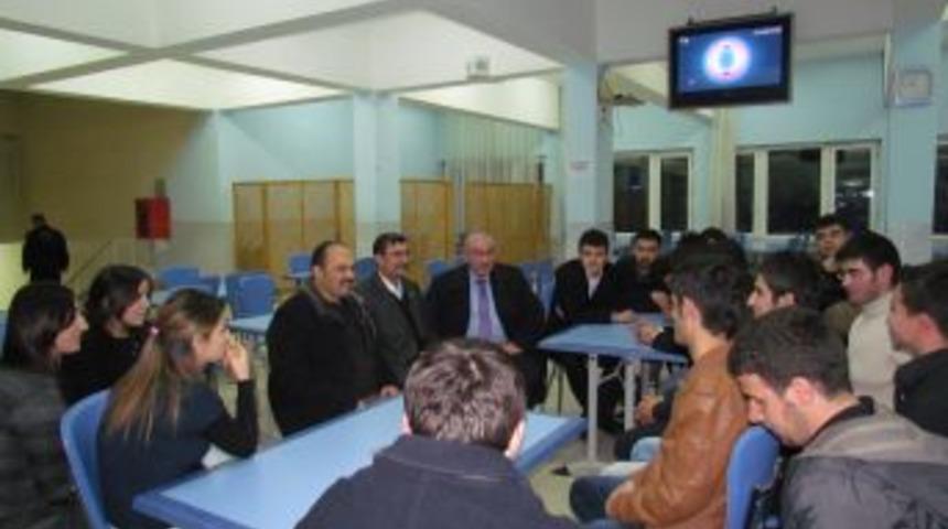 Rekt&ouml;r, yılbaşını g&uuml;venlik&ccedil;iler ve yurtlarda kalan &ccedil;ocuklarla ge&ccedil;irdi