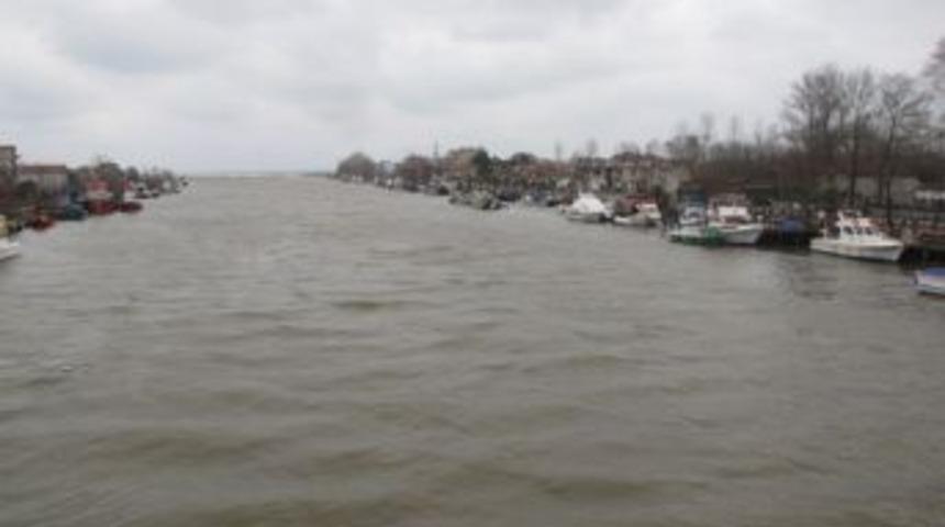 Tekneler fırtınadan barınaklara sığındı