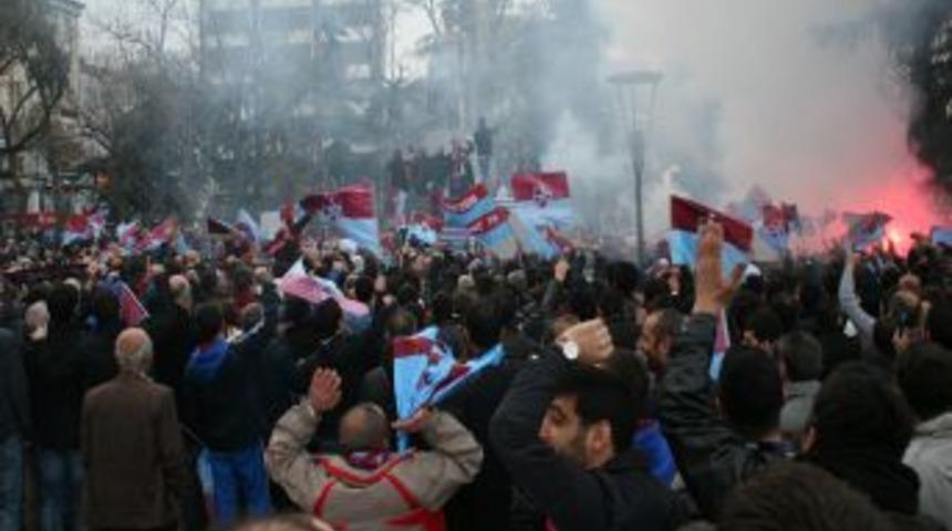 Trabzonsporlu taraftarlar sokaklara indi