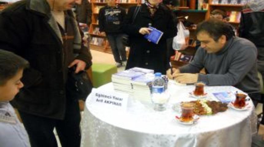 Kardan Kanatlar'ın yazarı Akpınar, imza g&uuml;n&uuml;nde okurlarıyla buluştu