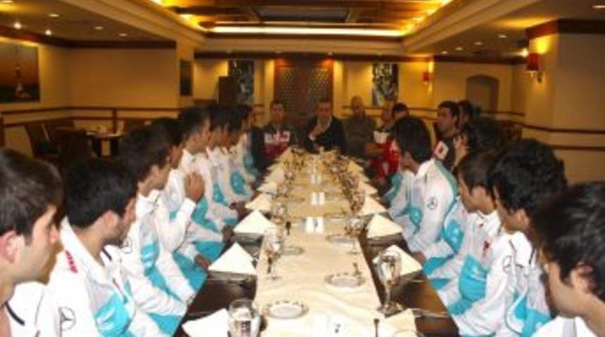 Abdullah Avcı, U18 Milli Takım kampını ziyaret etti