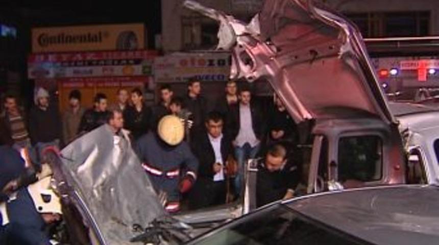 Karşı y&ouml;nden gelen ara&ccedil;la &ccedil;arpıştı: 1 &ouml;l&uuml;, 5 yaralı