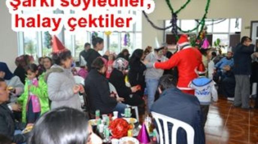Şarkı s&ouml;ylediler, halay &ccedil;ektiler