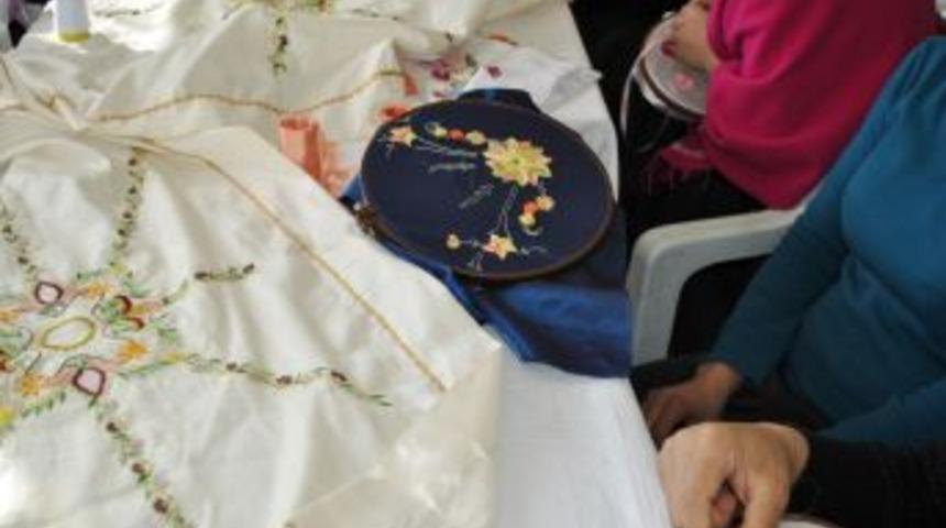 Hakkari'de gen&ccedil; kızlar &ouml;rg&uuml; işleri yaparak ailelerine destek oluyor