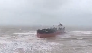 Sarıyer'de s&uuml;r&uuml;klenen gemi, karaya oturdu!
