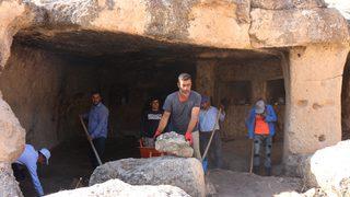 Orta Çağ döneminden kalan mağara otele dönüştürülüyor 