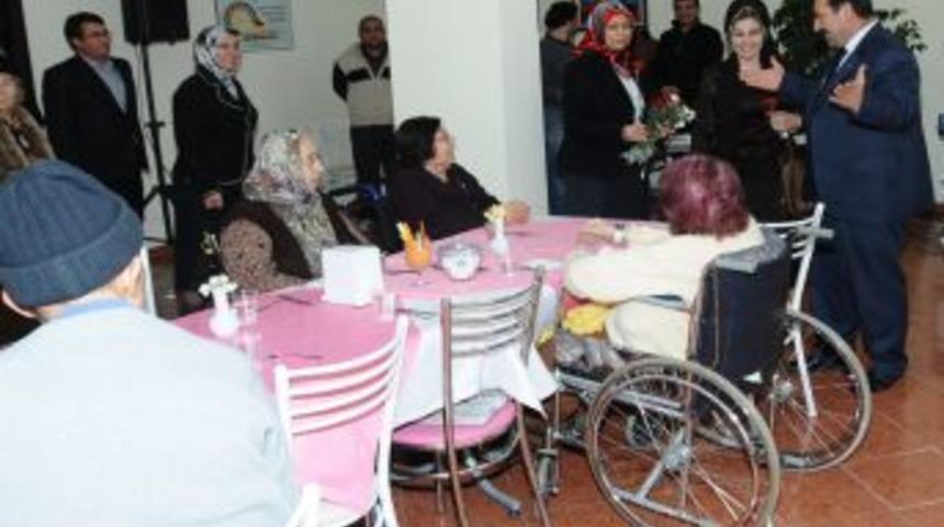 Etimesgut protokol&uuml; huzurevi sakinleriyle bir araya geldi