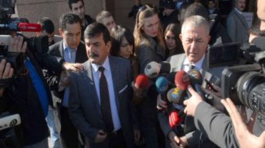 CHP Milletvekili Y&uuml;ksel de Kocaoğlu'na destek i&ccedil;in adliyeye gitti