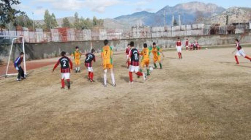 Kozan&rsquo;da yıldızlar futbol turnuvası başladı