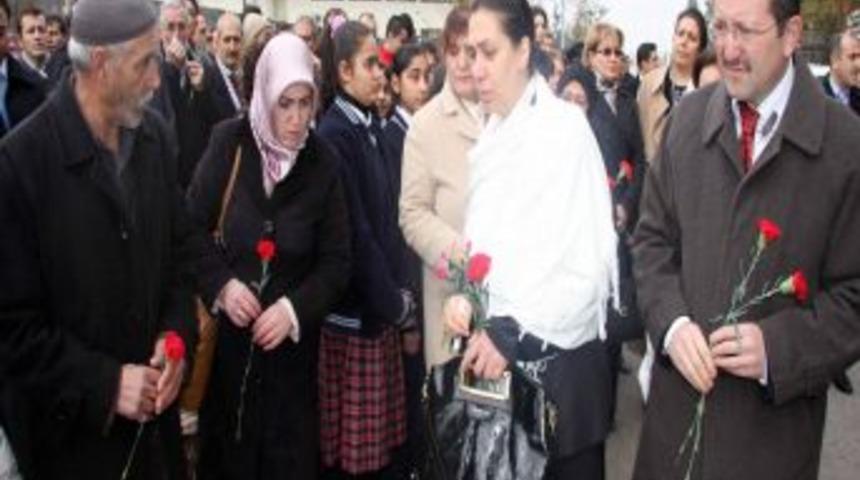 Acılı anneler, &ccedil;ocuklarını kaybettikleri dershane &ouml;n&uuml;nde g&ouml;zyaşı d&ouml;kecek