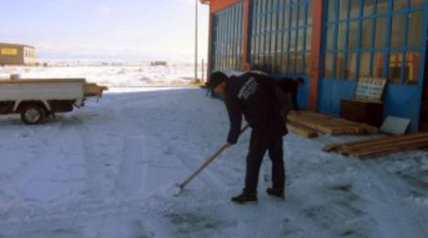 K&uuml;&ccedil;&uuml;k sanayi sitesi esnafı, kar mesaisinde