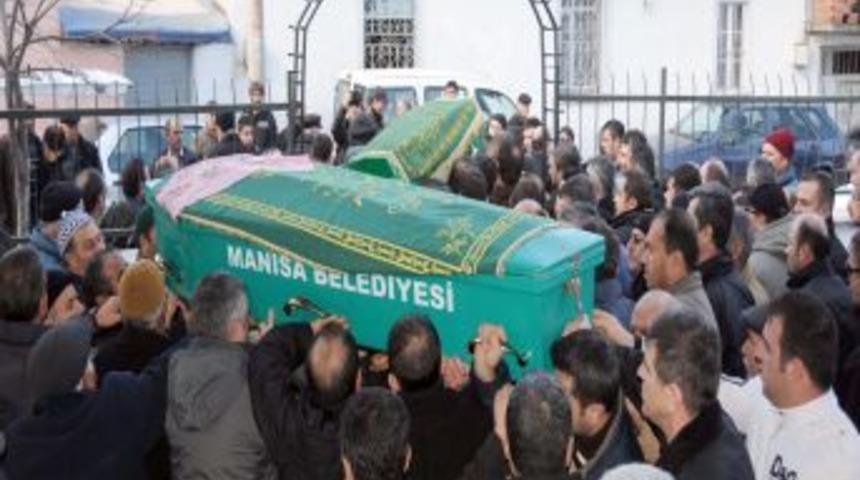 Trenin altında kalarak &ouml;len &ccedil;ift toprağa verildi