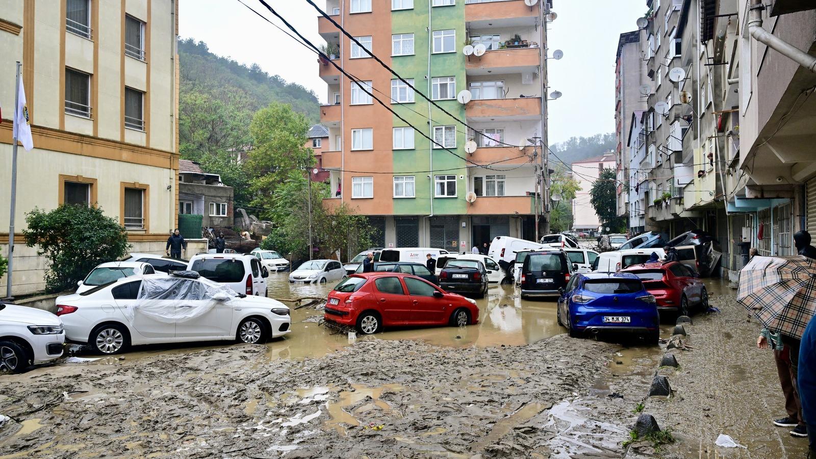 İstanbul'da selin ardından kaybolan kişileri arama çalışmaları sürüyor