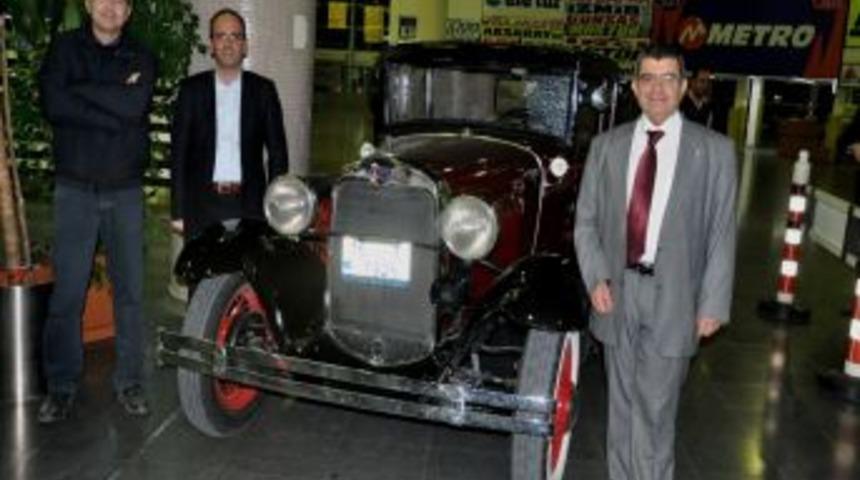 Yolculuk &ouml;ncesi antika otomobilleri inceliyorlar