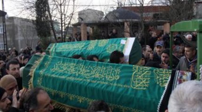 Minik Sinem'in anne ve babası g&ouml;zyaşlarıyla uğurlandı