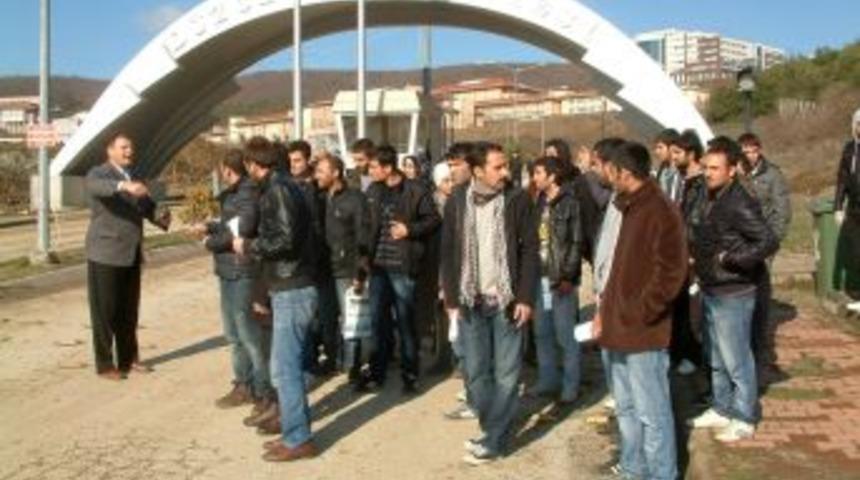 &Uuml;niversite &ouml;ğrencileri 35 kişinin &ouml;l&uuml;m&uuml; olayını protesto etti