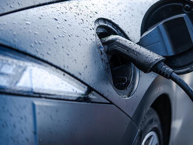 Sel sonrası akla gelen soru: Elektrikli ara&ccedil; yağmurda g&uuml;venli mi? 