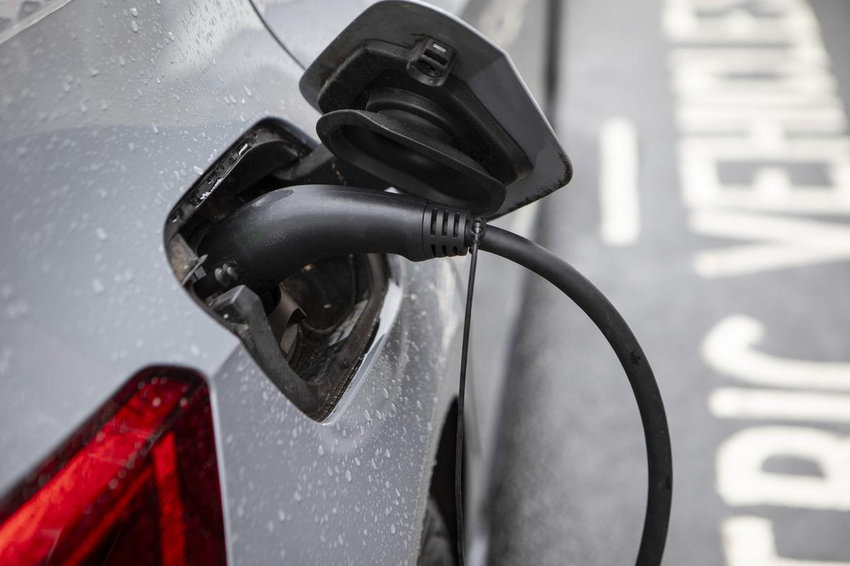 Sel sonrası akla gelen soru: Elektrikli araç yağmurda güvenli mi? 2