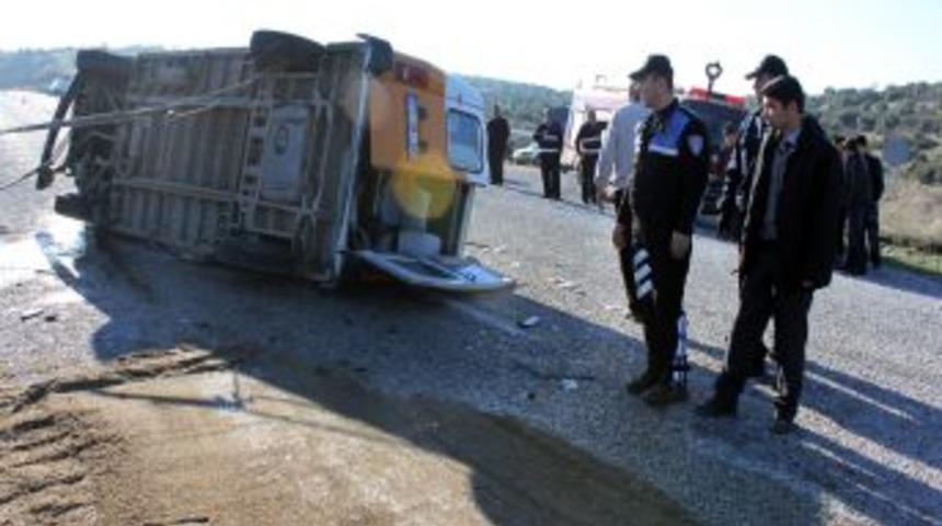 &Ccedil;anakkale&rsquo;de trafik kazası: 1 &ouml;l&uuml;, 6 yaralı
