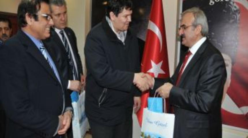 Pakistan'dan depremzedelere yardım getirdiler