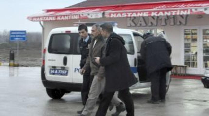 Tartıştığı karısını bı&ccedil;akladı