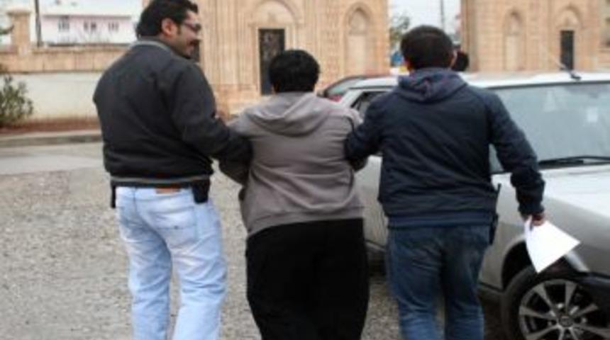 Midyat&rsquo;ta erkek g&ouml;r&uuml;n&uuml;ml&uuml; bayan dolandırıcı yakalandı