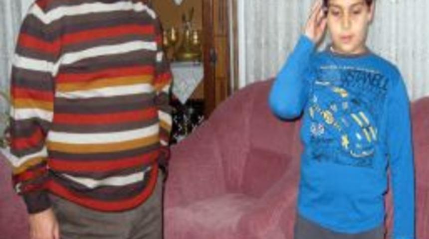 &Ouml;ğrencilerini akşam telefonla arayarak İngilizce pratik yapıyor