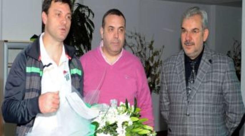 Ertuğrul Sağlam'ın &uuml;&ccedil;&uuml;nc&uuml; yılında pasta kesildi