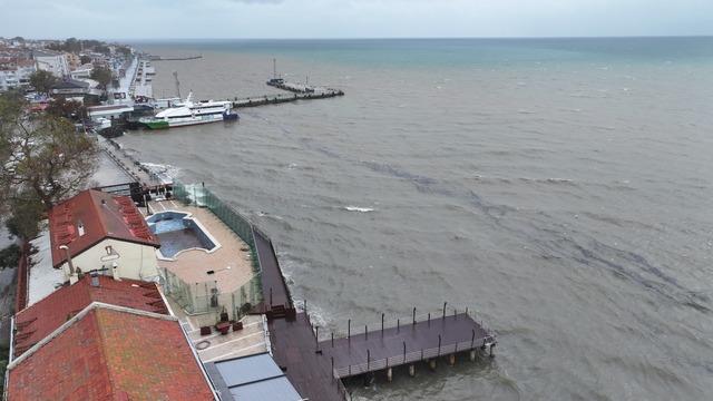 Bursa'da sağanak su baskınlarına neden oldu