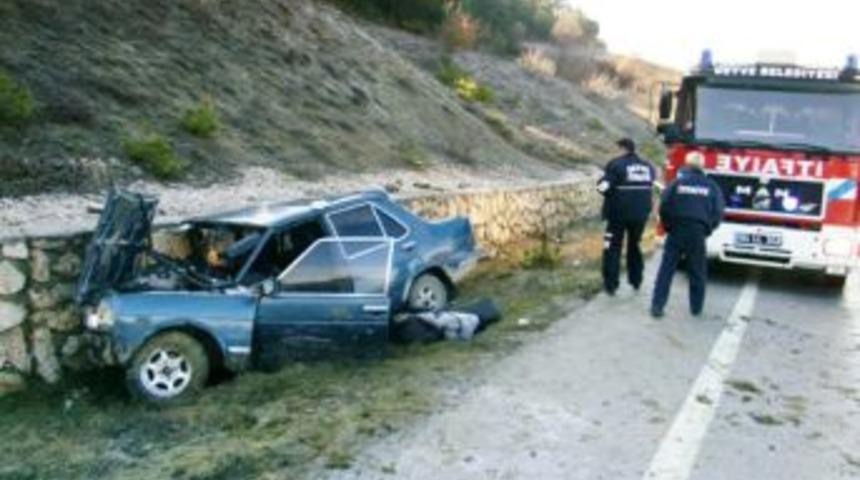 Otomobil istinat duvarına &ccedil;arptı: 3 yaralı