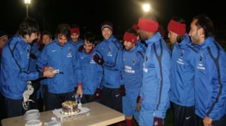 Trabzonspor'da kaleci Onur'un doğum g&uuml;n&uuml; kutlandı