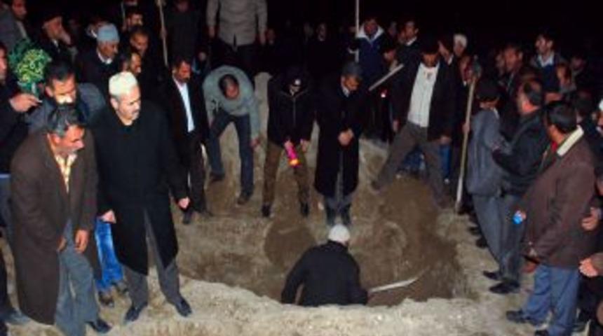 &ccedil;adır yangınında &ouml;len kardeşler toprağa verildi