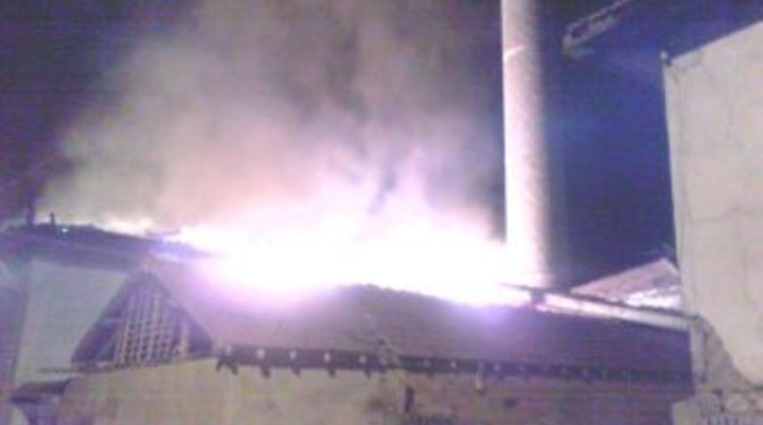 Yozgat'ta elektrik kontağından &ccedil;ıkan yangın tarihi camiyi yaktı