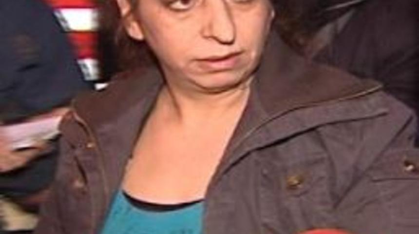 Kadın s&uuml;r&uuml;c&uuml;n&uuml;n kullandığı ara&ccedil; bariyerlere girdi: 2 yaralı