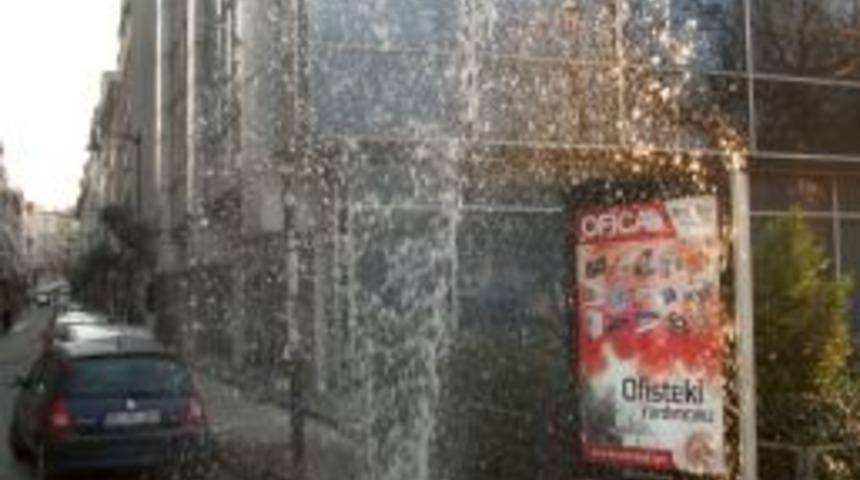 Kazı sırasında patlayan su 5 katlı apartmanın boyunu aştı