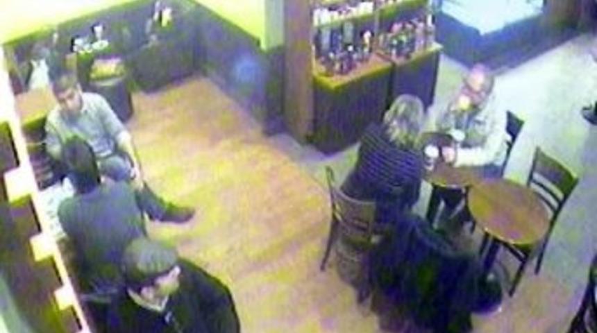 Sohbete dalan polis memurunun c&uuml;zdanını &ccedil;aldı